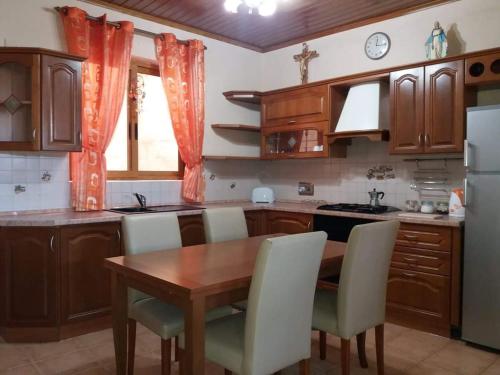 森格莱阿Entire Senglea Seaview Town house的厨房配有桌椅和冰箱。
