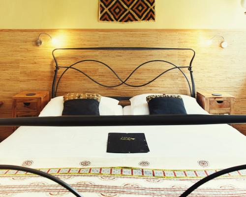 吕讷堡撒哈拉住宿加早餐旅馆的一张带黑色床头板的床和两个枕头