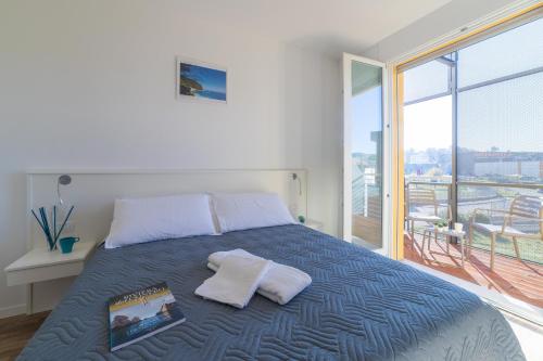 卡梅拉诺ASPIO RESIDENCE的一间卧室设有一张床和一个大窗户