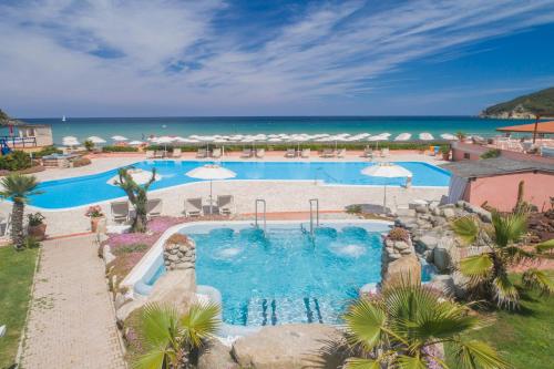 普罗基奥迪格尔佛酒店的海景游泳池
