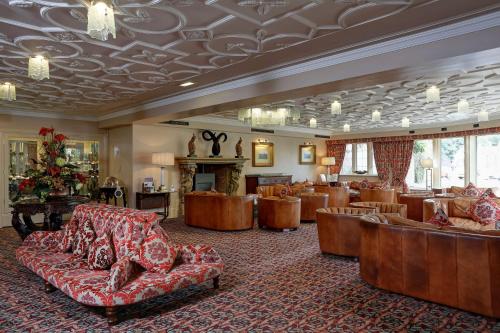 唐克斯特Best Western Premier Doncaster Mount Pleasant Hotel的大堂配有沙发、椅子和壁炉