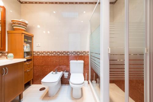 马斯帕洛马斯Villa Cosmos chalet con gran piscina y jardin privado的一间带卫生间和淋浴的浴室