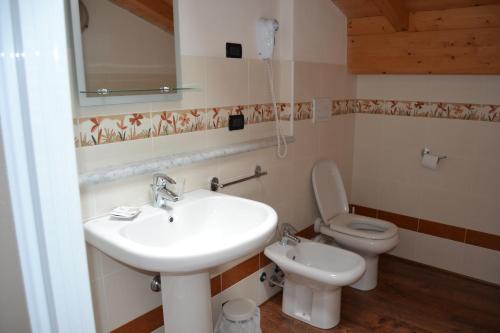 维罗纳Agriturismo Corte Maccini的一间带水槽和卫生间的浴室