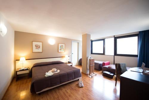 巴勒莫Ibis Styles Palermo Cristal的一间卧室设有一张床和一间客厅。