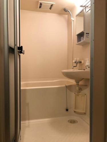 大洗町Oarai Hotel Annex Gyoraian的一间带水槽和卫生间的小浴室