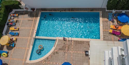 卡拉米洛Apartamentos La Santa Maria的大型游泳池的顶部景色