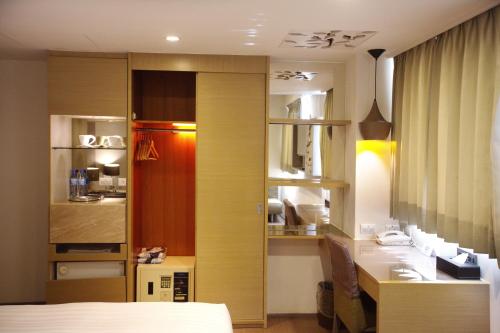 新竹新苑庭园大饭店的酒店客房设有书桌和厨房