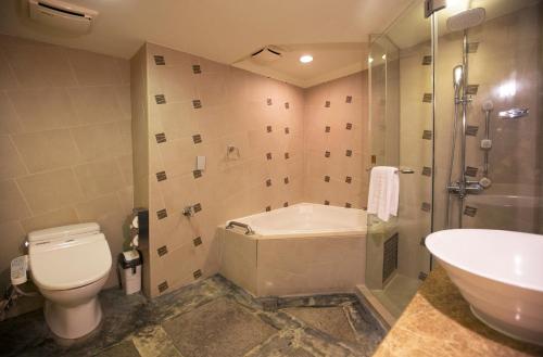 新竹新苑名流都會館 的浴室配有卫生间、淋浴和盥洗盆。