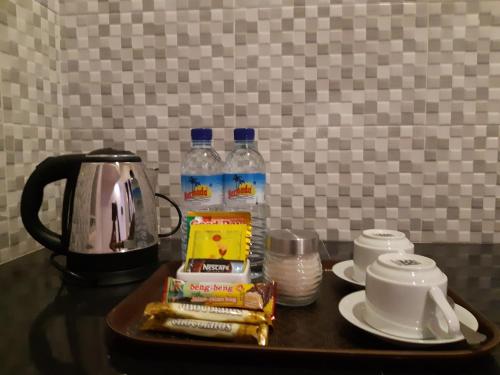 大松巴哇Bis homestay的桌子、茶壶和瓶装水