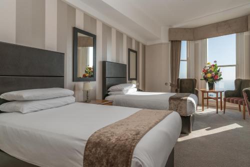 布莱顿霍夫皇后酒店&SPA的酒店客房带两张床和一个客厅