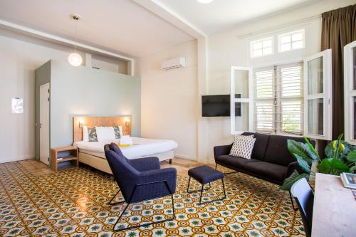 威廉斯塔德克洛斯特精品酒店的客厅配有床和沙发