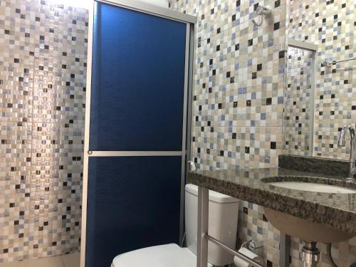 博阿维斯塔Pousada Country K的带淋浴、卫生间和盥洗盆的浴室