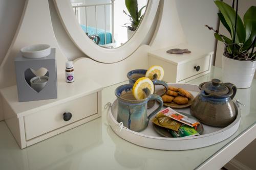 波尔佩纳泽德尔加尔达Bio B&B Vivere la Vita的一张桌子,上面放着一个食物盘和镜子