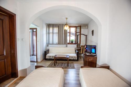 洛维奇奥兹家庭酒店的一间带床和电视的客厅