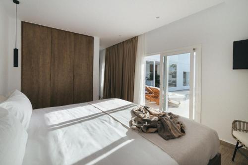 科斯塔特吉塞ALAVA SUITES的一间带一张白色大床的卧室和一个阳台