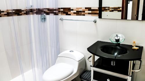 莱瓦镇萨恩斯霍斯佩德里亚别墅酒店的一间带卫生间和水槽的浴室