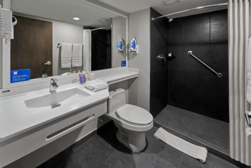 瓜伊马斯City Express by Marriott Guaymas的一间带水槽、卫生间和淋浴的浴室