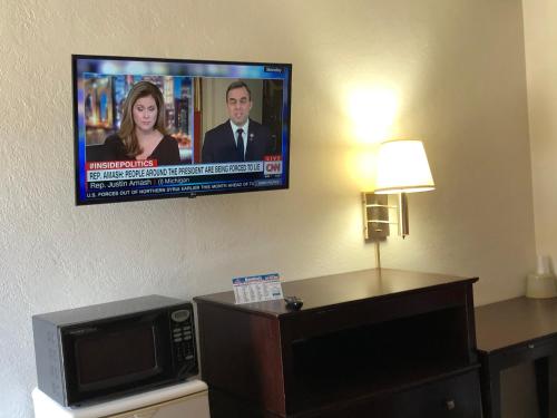 阿拉莫戈多阿拉莫戈多经济旅馆的一间酒店客房内的墙上设有一台平面电视