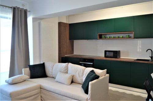 马马亚Mamaia Beach LuxyMar 1 Apartment的客厅配有白色沙发和绿色橱柜。