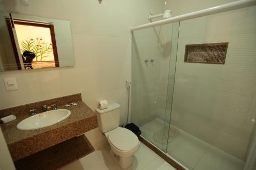 瓜皮米林POUSADA DAS ORQUIDEAS20的浴室配有卫生间、盥洗盆和淋浴。