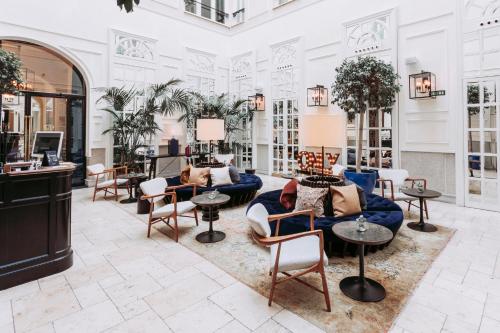 马德里马德里唯一精品酒店的大堂配有沙发、椅子和桌子