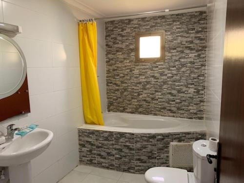 布拉柴维尔class hotel的浴室配有盥洗盆和浴缸。