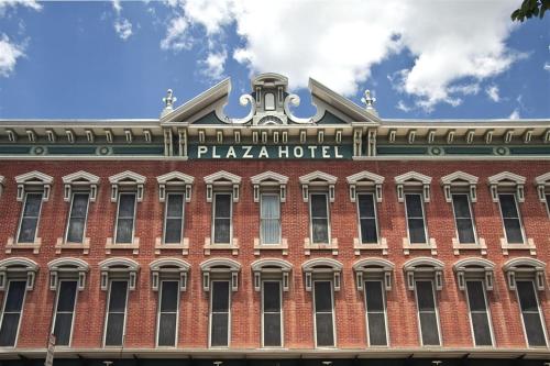 拉斯维加斯历史悠久的广场酒店的一座红砖建筑,上面有比萨饼店的标志