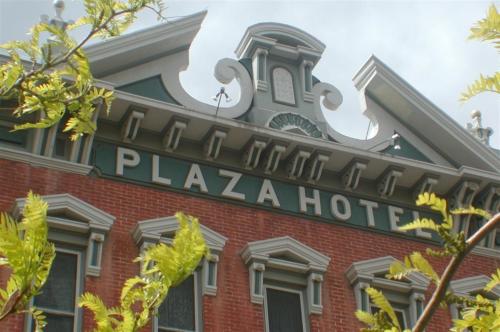 拉斯维加斯历史悠久的广场酒店的红砖建筑顶部广场酒店的标志