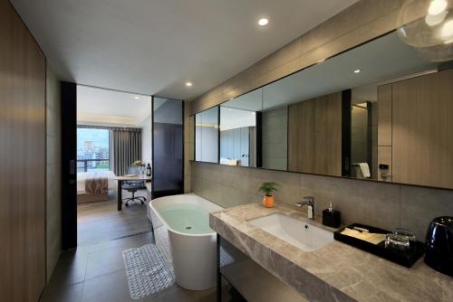 汉永·瑞酒店（深圳机场店）的一间浴室