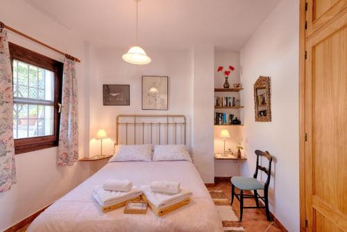 弗里希利亚纳Casa Almona SpainSunRentals 1131的一间卧室配有一张床,上面有两条毛巾