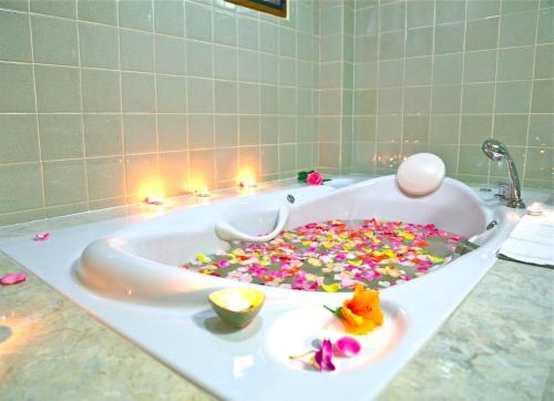 清迈Oriental Siam Resort - SHA Extra Plus Certified的浴缸里装满了许多喷水装置
