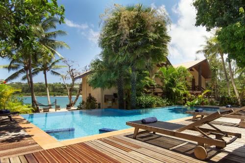 维拉港法图马鲁小屋酒店的一个带2张躺椅的度假游泳池