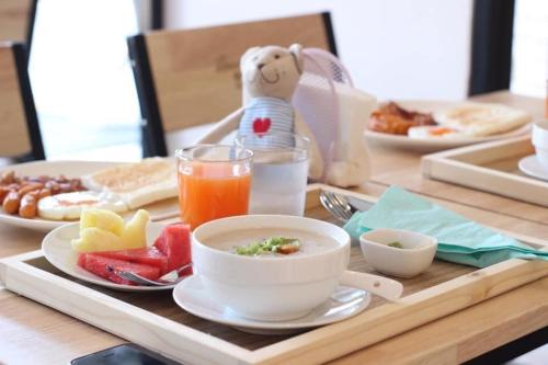 华欣Bonne Nuit Hotel, Hua Hin的包括一碗食物和饮料的早餐盘