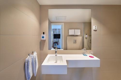 阿斯克尔梁科林品质酒店 的浴室设有白色水槽和镜子