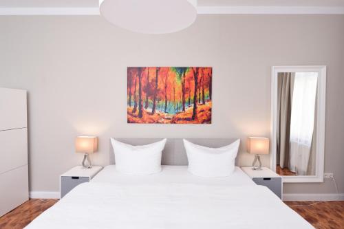 莱比锡Apartments-Leipzig的一间卧室配有一张带两盏灯的大型白色床。