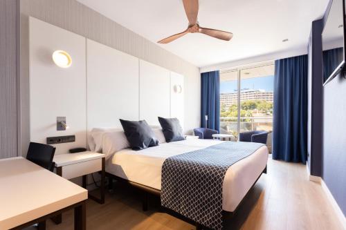 马略卡岛帕尔马加泰罗尼亚马略卡酒店的酒店客房设有床和窗户。