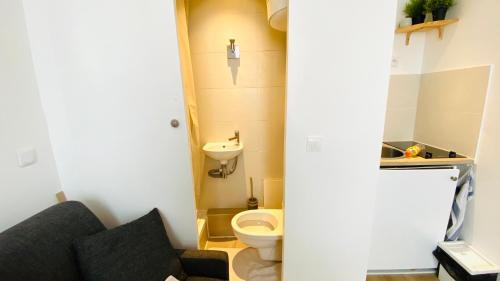 巴黎Home Sweet Home PIGALLE MONTMARTRE的一间带卫生间和水槽的小浴室