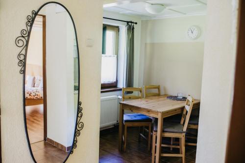 特日内茨Penzion U Haliny的一间带镜子和桌子的用餐室