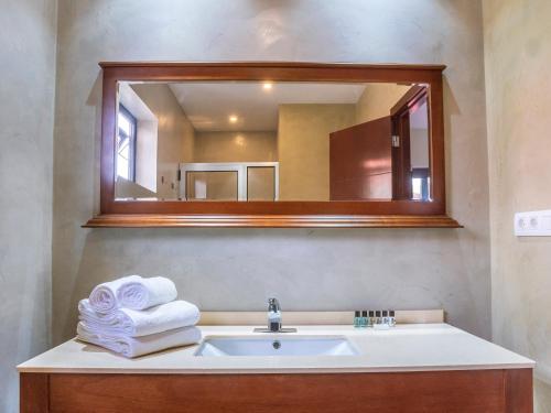 圣玛丽亚Angulo House的一间带水槽和镜子的浴室