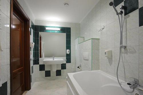 奥尔什丁Manor Hotel的带浴缸和盥洗盆的浴室