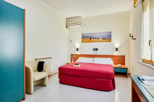 基安奇安诺泰尔梅Santa Caterina Hotel & Bike的一间卧室配有红色的床和椅子