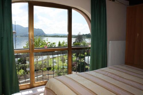 克鲁斯安湖阿尔伯格彭塔德尔斯特酒店的一间卧室设有大窗户,享有水景