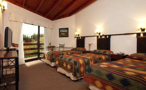 埃尔卡拉法特内华达雪山酒店的一间客房内的四张床