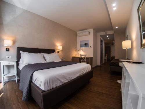 那不勒斯Prestige Rooms Chiaia的酒店客房设有一张大床和一间浴室。