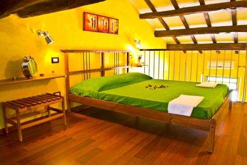 布拉恰诺布拉恰诺套房住宿加早餐旅馆的一间卧室配有一张双层床和绿毯