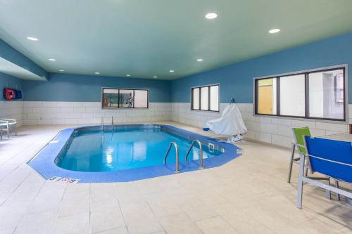 亨德森亨德森智选假日酒店的蓝色墙壁的房间内的游泳池