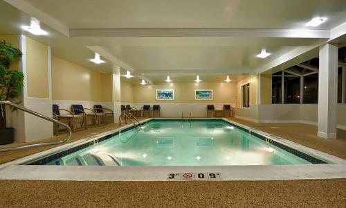 基恩基恩快捷假日酒店的在酒店房间的一个大型游泳池