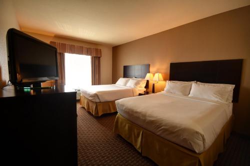 Holiday Inn Express & Suites Del Rio, an IHG Hotel客房内的一张或多张床位