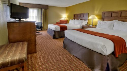 格林维尔格林维尔智选假日酒店的酒店客房设有两张床和一台平面电视。