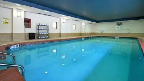 峡谷城峡谷智选假日酒店的在酒店房间的一个大型游泳池
